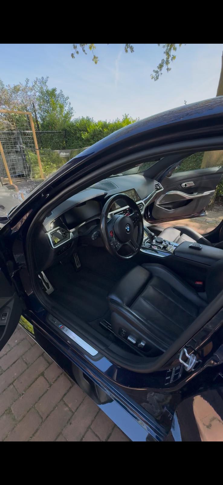 Gereinigd BMW-interieur met schone leren stoelen